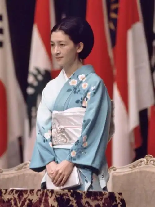 日本两代皇后美智子不愿与丈夫合葬雅子躲了6年还得嫁进王室