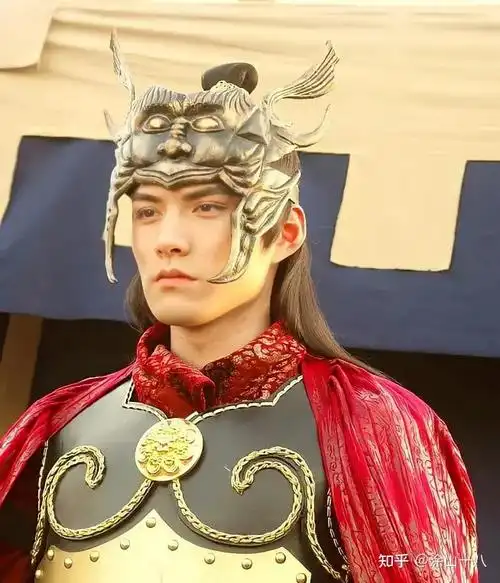 被称为"ai建模脸"的严屹宽也是一个妥妥的古装美男.