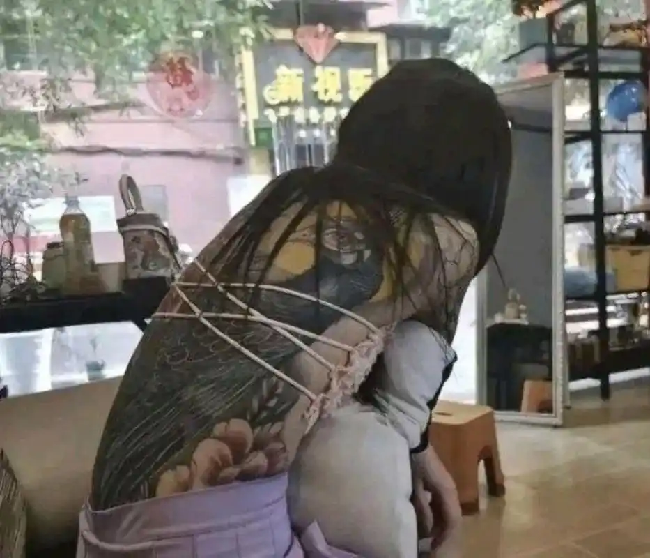 女孩全身布满大面积纹身,非常难看不美观,让人不敢靠近.