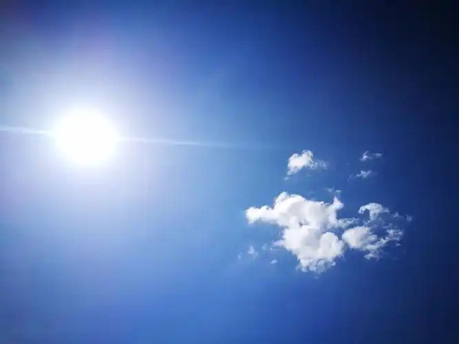 骑行在蓝天白云之下