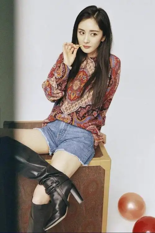 杨幂身穿印花衬衫牛仔短裤搭配黑色长筒靴温柔干练