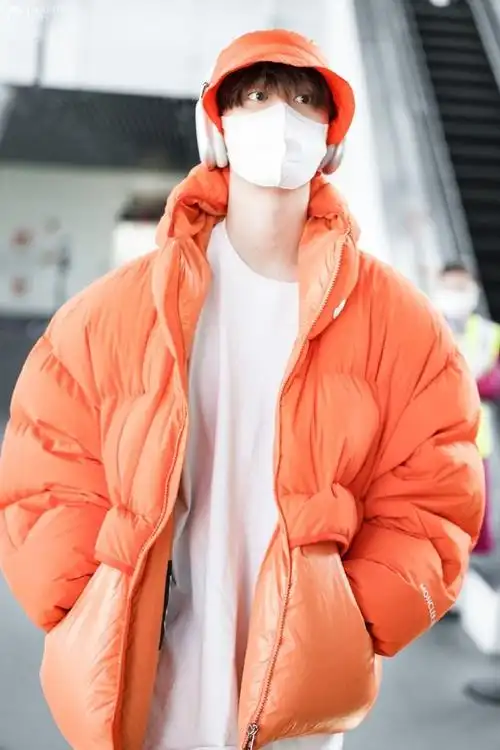 范丞丞浙江卫视跨年出发路透##范丞丞橙色造型机场饭拍