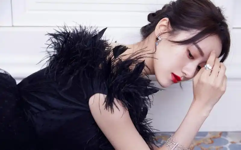 袁冰妍露肩黑羽裙性感写真