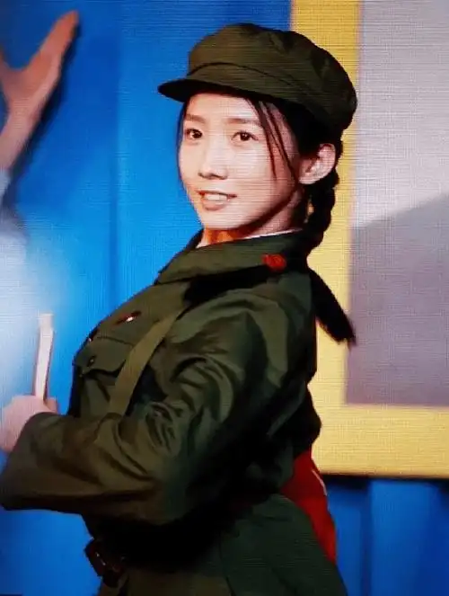 有种"上学没人追"叫孟美岐,看到初中毕业照,这谁敢追啊!