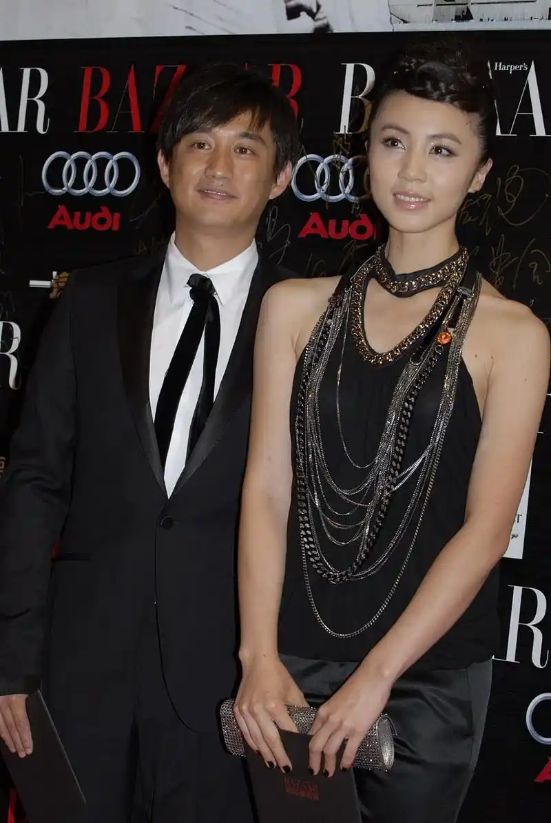 黄磊和孙莉恋爱的第三年,黄磊在学校里成为正式的老师,同时他也在外接