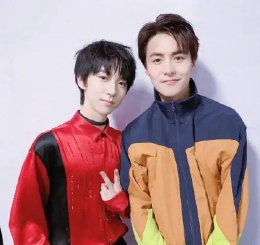 贺峻霖妈妈小时候就带着他追星马天宇