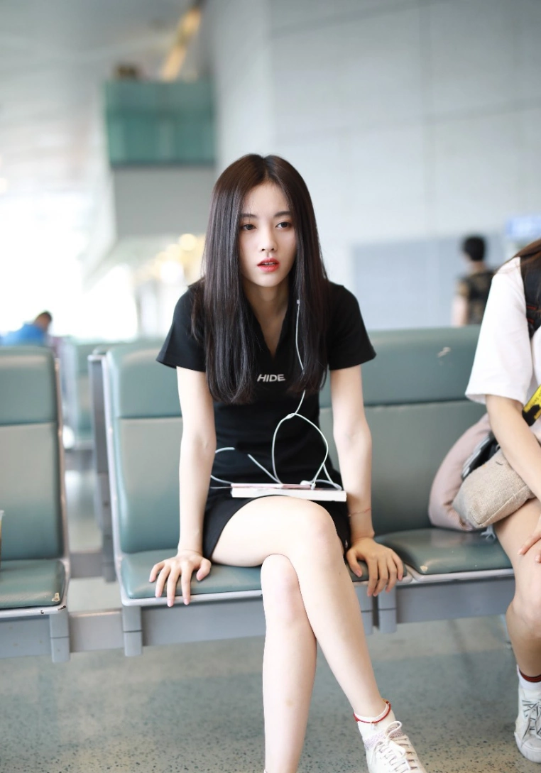 鞠婧祎身穿黑色短裙现身机场 长发飘飘红唇肤白身材娇小十分可爱