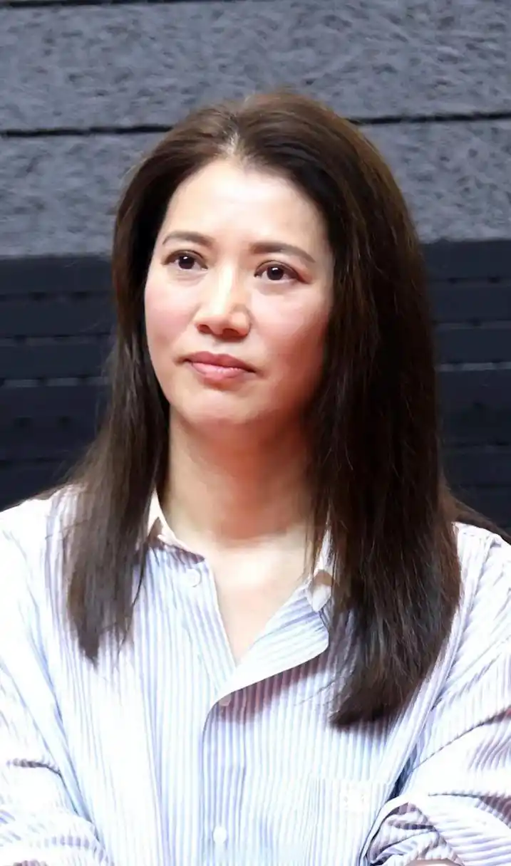 袁咏仪的素颜生图也太真实了,不过骨相在稍微打扮一下又很女明星.