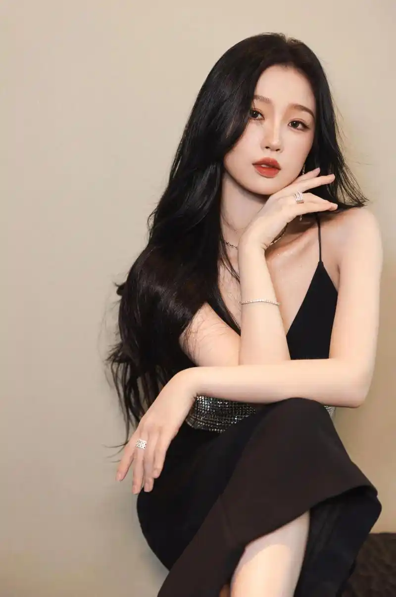 虞书欣穿黑色深v吊带裙勾勒曼妙身姿,美艳撩人,楚楚动人!__财经头条