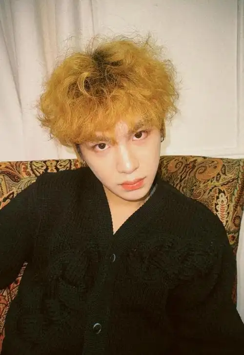 justin新闻240203黄明昊全新黄发形象亮相粉丝沸腾小黄的魅力无法挡