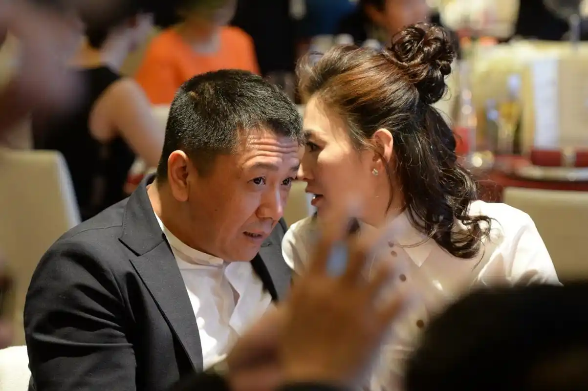 李小冉和老公旧照曝光被指年龄差很大 身穿运动服现身造型清爽