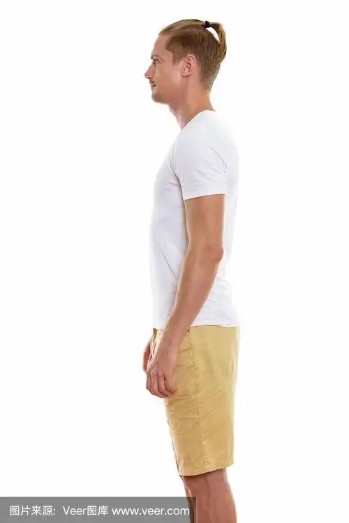 年轻英俊男子站着的侧面图