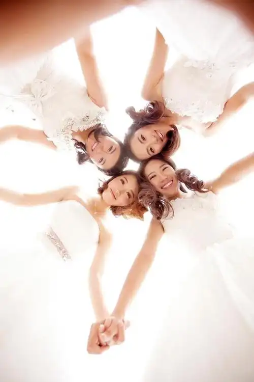 何不一起拍套4人闺蜜婚纱照,那怎样的姿势最合适,最能展现闺蜜之情?