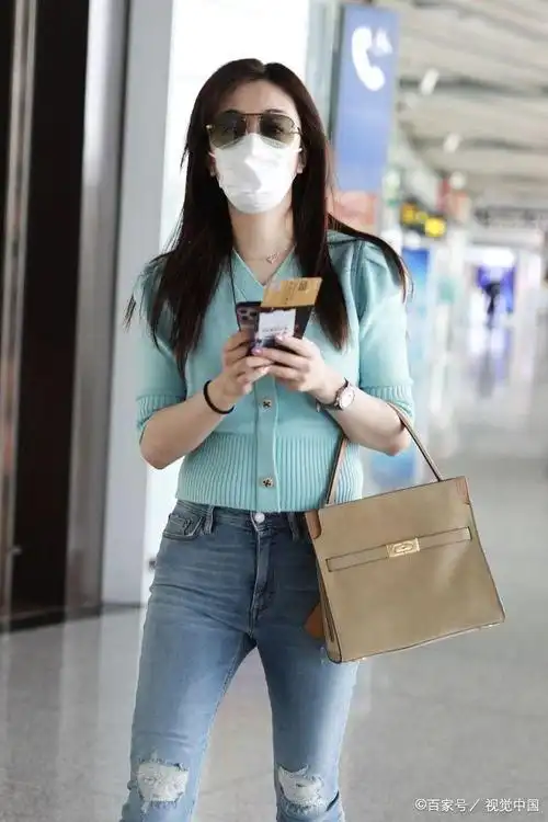 女演员王晓晨现身机场,穿泡泡袖针织衫牛仔铅笔裤,清新温柔