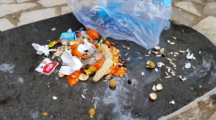 山体公园垃圾满地,贵阳市民游玩闹心:不要把美好的公园弄脏