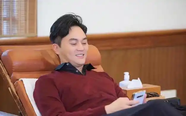 张智霖真的好疼袁咏仪呀而且俩人长得很有夫妻相