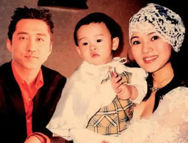 庾澄庆妻子参加哈利毕业典礼,母亲伊能静未现身,张嘉欣气质优雅