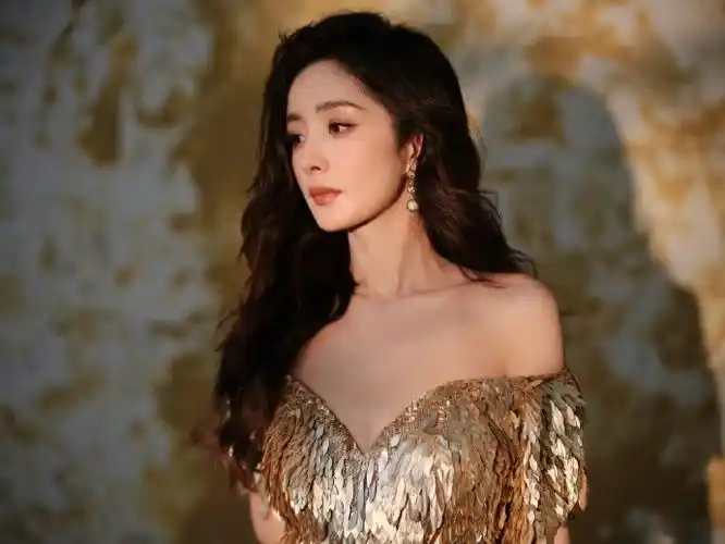 杨幂深v鎏金羽翼裙##杨幂又穿高定了