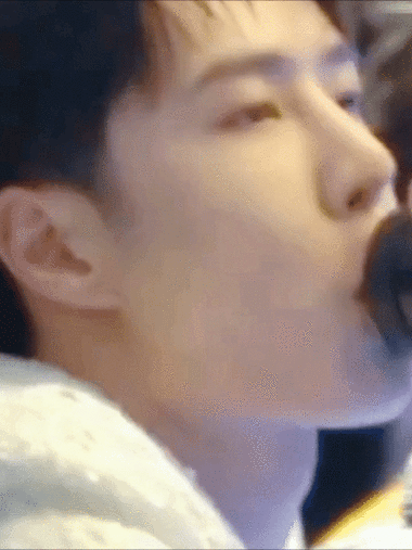 用力的嘬着奶膘,这也太可爱了吧@uniq-王一博