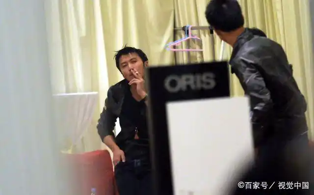 谢霆锋吸烟的样子很娴熟,一看就是有多年烟龄的老烟民.