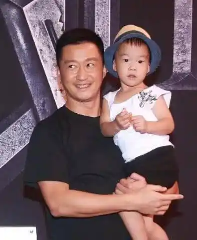 靳东一家四口曝光大儿子比老爸还帅小儿子一脸呆萌