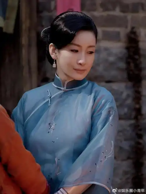 秦海璐穿十年前的衣服还是一样的好看