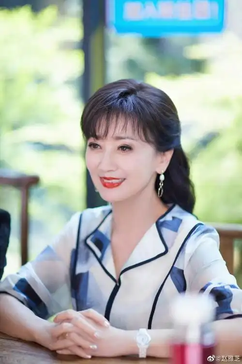 68岁赵雅芝真年轻,穿印花长裙扎半马尾,温柔端庄又优雅!-cw资讯网