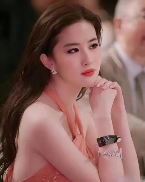 刘亦菲为何单身至今?不是没人愿意娶,看完这些照片你就知道了