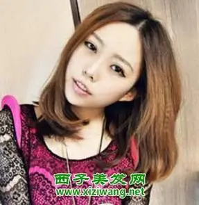 的女生的荷叶头发型,头发是一款齐肩风格的内扣式的,再选择了隐形烫