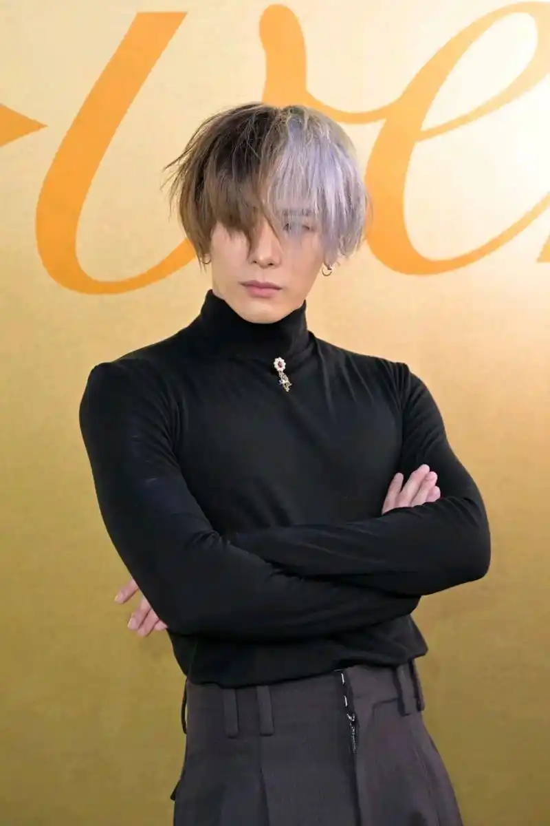 王嘉尔是挺酷也蛮帅的,阴阳拼接发色也很吸睛,但是这发型真的不太适合