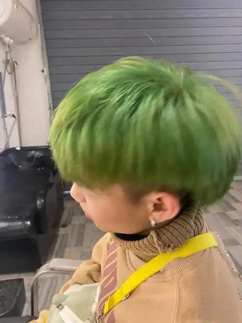 闷青绿适合阳光帅气的男生