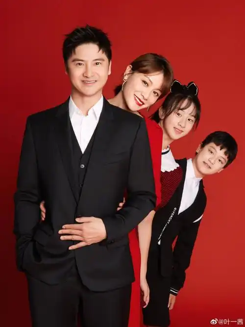 叶一茜微博晒全家福田亮儿子抱着冰墩墩开心大笑