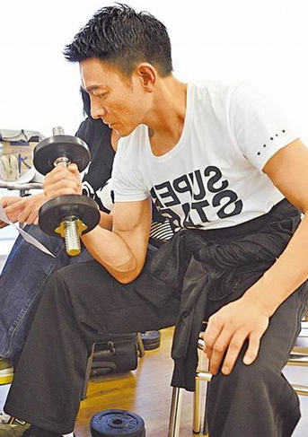 刘德华健身据台湾媒体报道,刘德华世界巡回演唱会将于9月在上海揭开