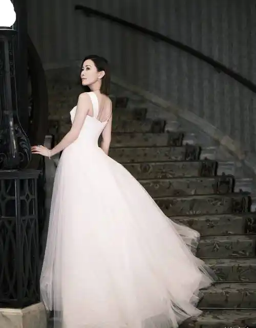 原创佘诗曼生日会美照雪纺印花上衣配短裙头顶皇冠这次是仙女娘娘