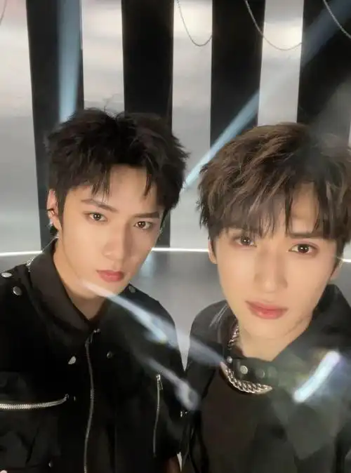 严浩翔晒合照为刘耀文庆生祝文哥的这个长大新世界里永远充满着希望和