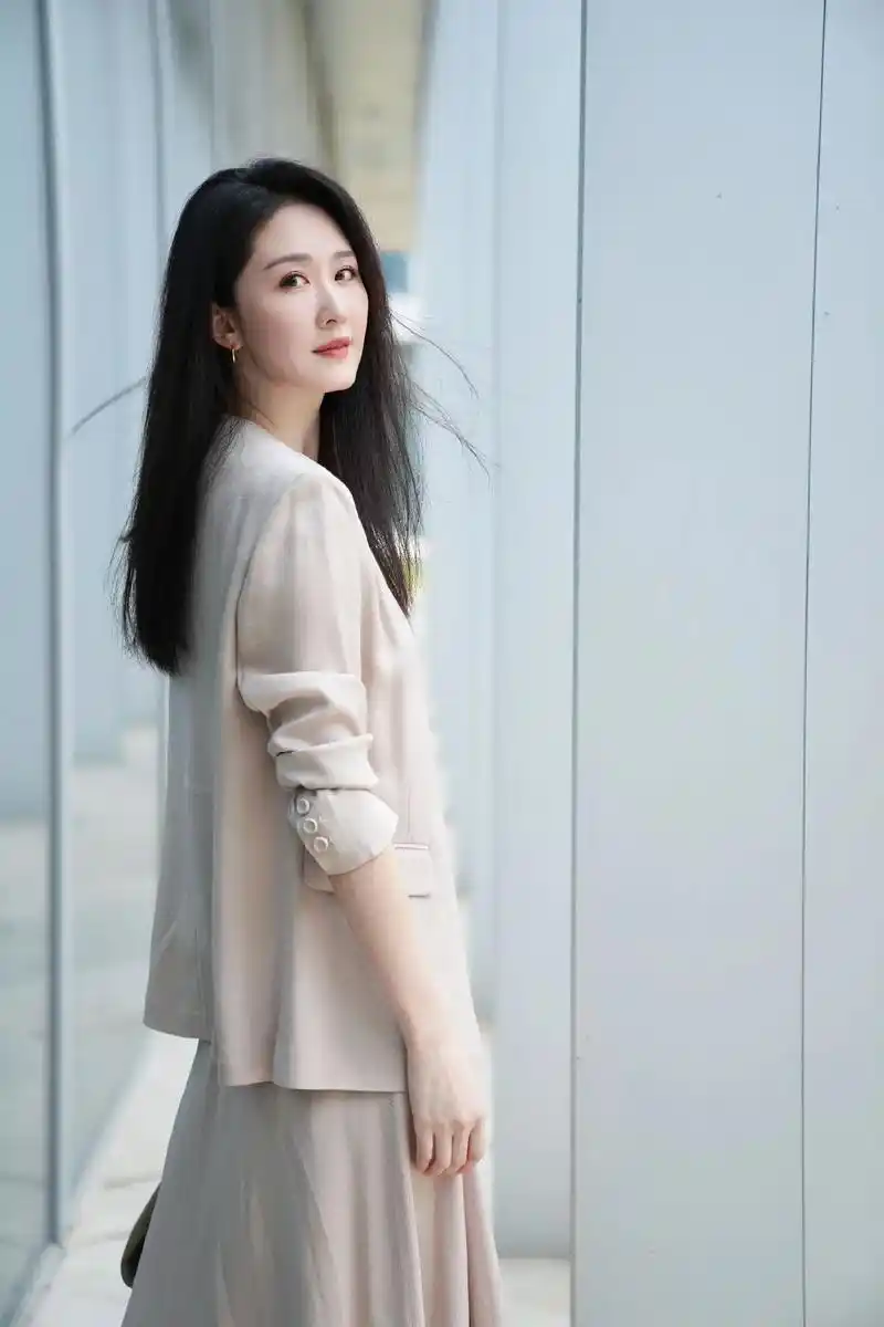 艺人@张雯身穿cocoon·24夏季·花园系列 优雅老钱 - 抖音