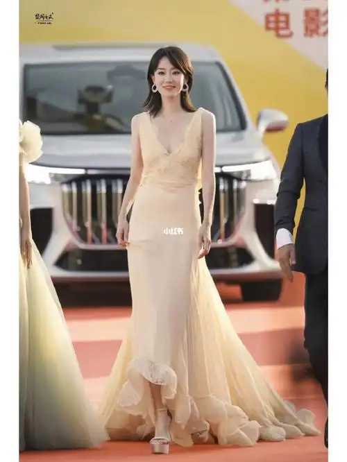 张小斐穿着sw香槟色的一字带凉鞋