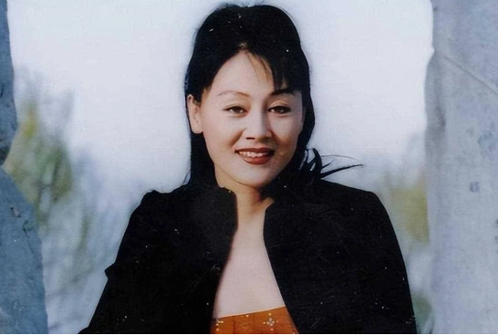 61岁知名演员王姬,娱乐圈的"拼命三娘",与初恋高峰共度风雨