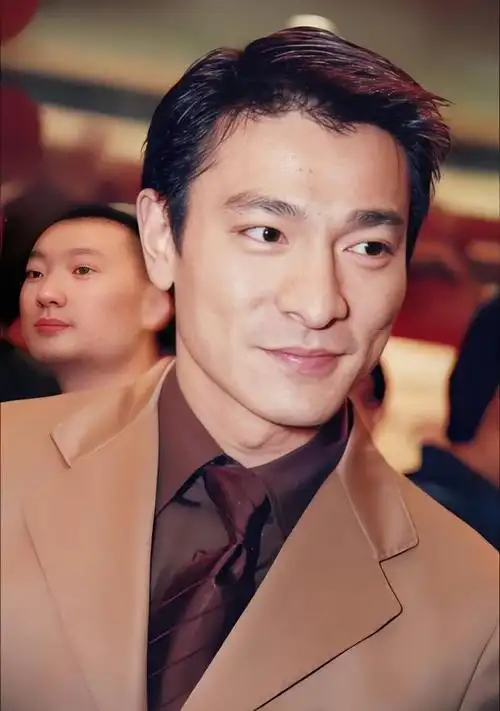 62岁刘德华颜值回春,去海洋馆开心像小孩,和34岁孙阳同框赢麻了