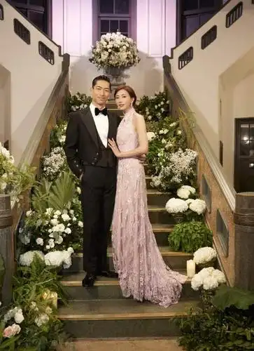 林志玲晒夫妻合体写真庆结婚两周年,与黑泽良平牵手相拥秀足恩爱|黑泽