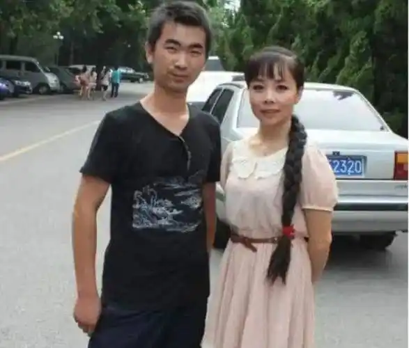 这个男孩就是王二妮现在的丈夫李飞