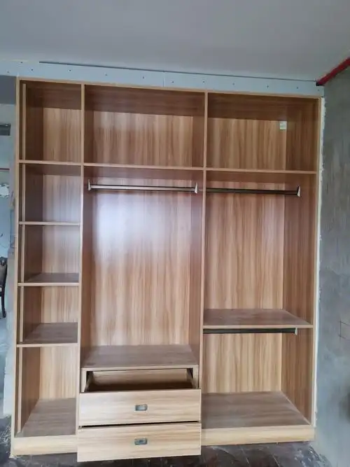 木工现场做柜子