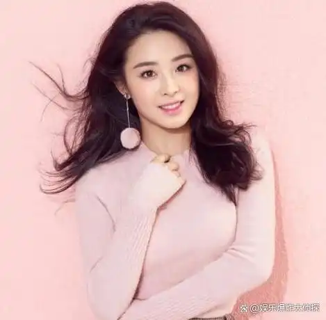 张含韵的奶欲更勾人,36岁依旧童颜,身材却饱满成熟韵味满满