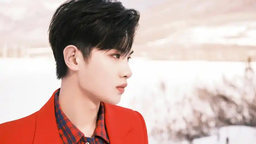 黄明昊红装雪景大片新年快乐