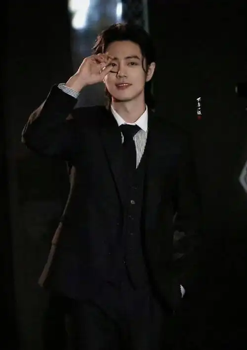 肖战 今天狼尾黑西装神图来了,谁的禁欲系老公!#肖战 拉夫劳伦香氛
