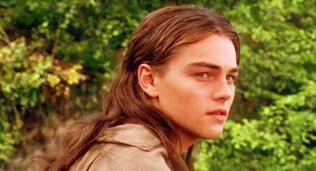 翻出小李子年轻时留过的长发,回眸间就像王子,简直帅翻了.