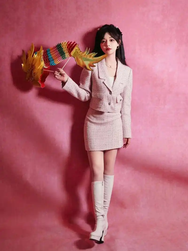 歌手@黄霄云 身穿3132343436 3132353830 - 抖音