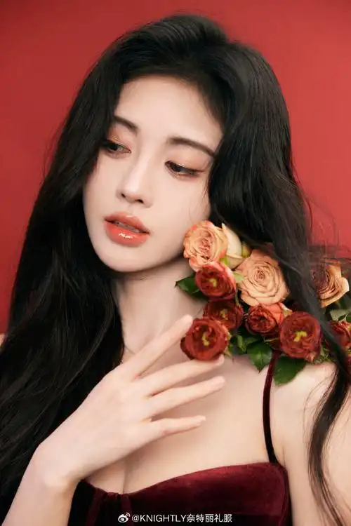 鞠婧祎身穿knightly礼服 "花海" ,演绎极致的奢华.