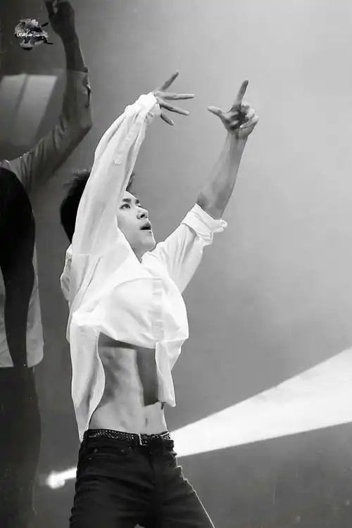 hi 嗯哼,是排骨还是腹肌?