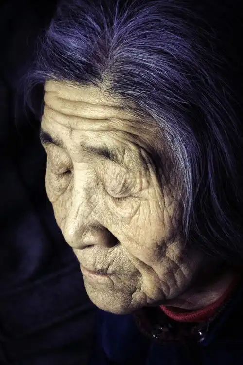 把出生时便患有大脑炎的二舅养活,这个女人现如今的美丽韶华已然不在